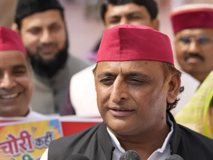 ‘मुझे बुलेट प्रूफ जैकेट नहीं मिली, मिलेगी तो आपको दे दूंगा’, पत्रकारों से बोले अखिलेश, परिवारवाद का फायदा भी बताया