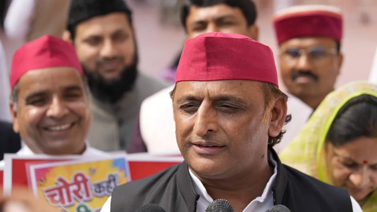 ‘मुझे बुलेट प्रूफ जैकेट नहीं मिली, मिलेगी तो आपको दे दूंगा’, पत्रकारों से बोले अखिलेश, परिवारवाद का फायदा भी बताया