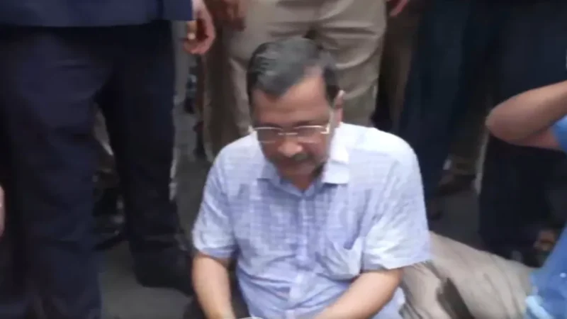 E20 के विरोध में अरविंद केजरीवाल का पीएम हाउस तक मार्च, पुलिस ने बीच में रोका, रोड पर ही धरने पर बैठे पूर्व सीएम