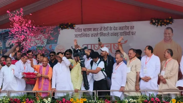 मेरठ में CM योगी ने कांवड़ियों पर बरसाए फूल, बोले- शिवरात्रि तक यहां रोजाना होगी हेलीकॉप्टर से पुष्प वर्षा
