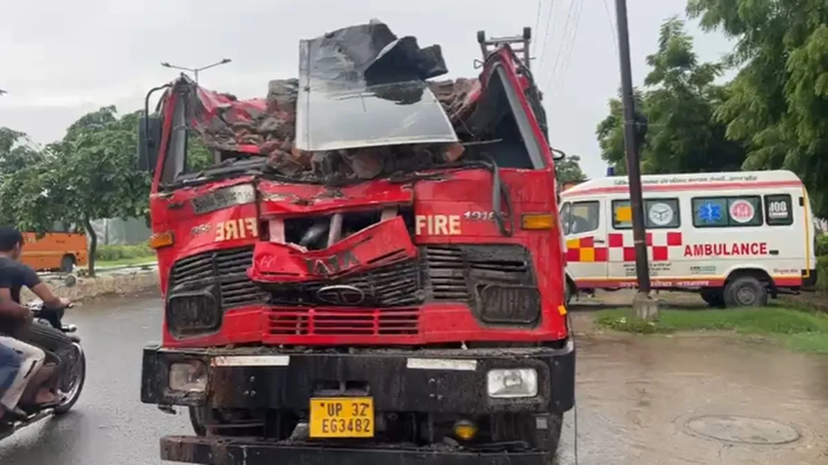 ग्रेटर नोएडा में आग बुझाने के दौरान हादसा, दीवार और बीम गिरने से 2 दमकलकर्मियों की मौत, 3 घायल