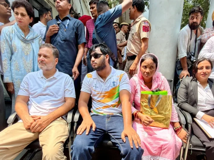 ‘जब तक FIR नहीं, तब तक नहीं हटेंगे’, पैलेट गन के मुद्दे पर संसद मार्ग थाने के बाहर धरने पर बैठे राहुल गांधी, प्रियंका भी पहुंचीं