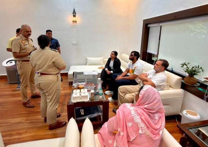संसद मार्ग थाने के बाहर धरने पर बैठे राहुल गांधी, पैलेट गन पीड़ित भी साथ, साहिल लोचब का आरोप- FIR दर्ज नहीं हो रही