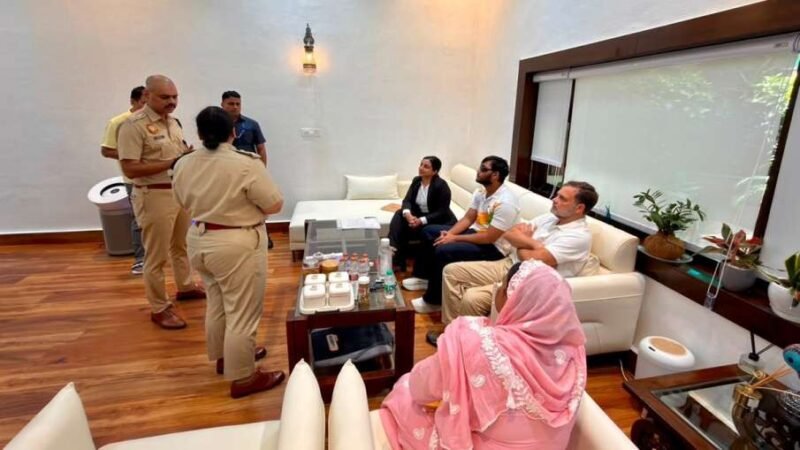 संसद मार्ग थाने के बाहर धरने पर बैठे राहुल गांधी, पैलेट गन पीड़ित भी साथ, साहिल लोचब का आरोप- FIR दर्ज नहीं हो रही