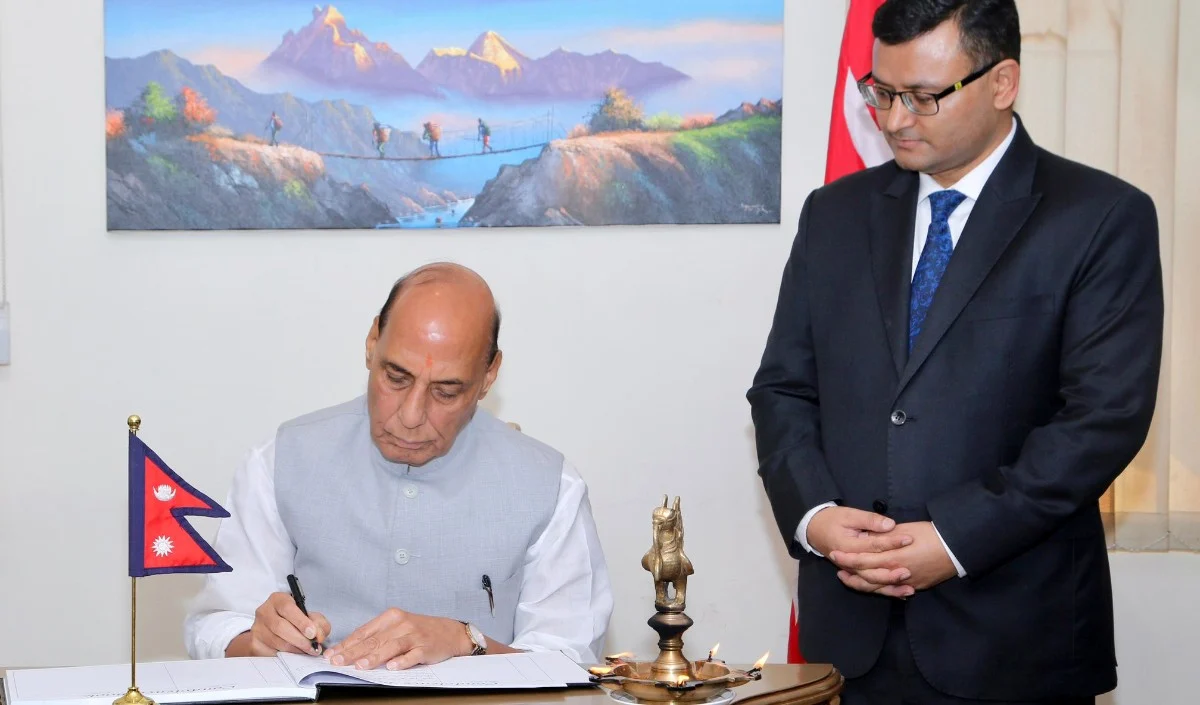 नेपाल की तबाही के बीच दूतावास पहुंचे राजनाथ सिंह, बोले- ‘सुख-दुख के साथी के रूप में भारत हमेशा नेपाल के साथ खड़ा’