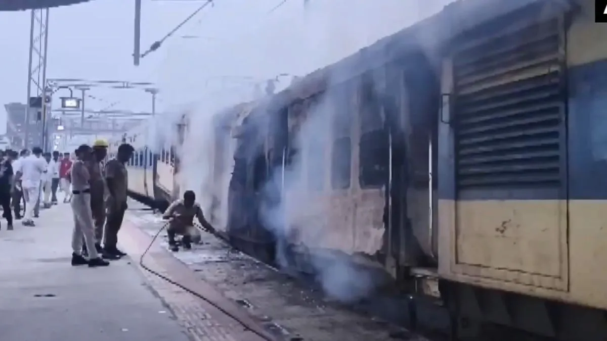 सहरसा में पैसेंजर ट्रेन में लगी भीषण आग, पूरी तरह जलकर खाक हुआ कोच; यात्रियों में हड़कंप