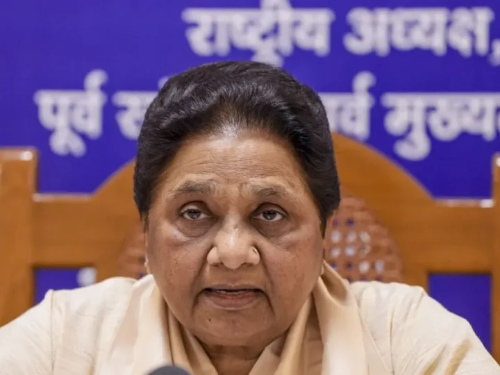 “काम निकलते ही गिरगिट की तरह रंग बदलते हैं, जाट समाज से मांफी मांगें”, मायावती ने अखिलेश पर साधा निशाना