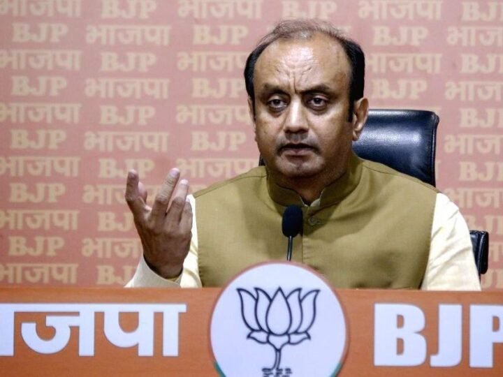वंदे मातरम् विवाद पर सियासी घमासान, BJP ने राहुल-सोनिया से मांगी माफी