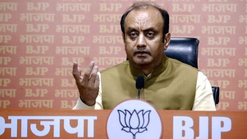 वंदे मातरम् विवाद पर सियासी घमासान, BJP ने राहुल-सोनिया से मांगी माफी