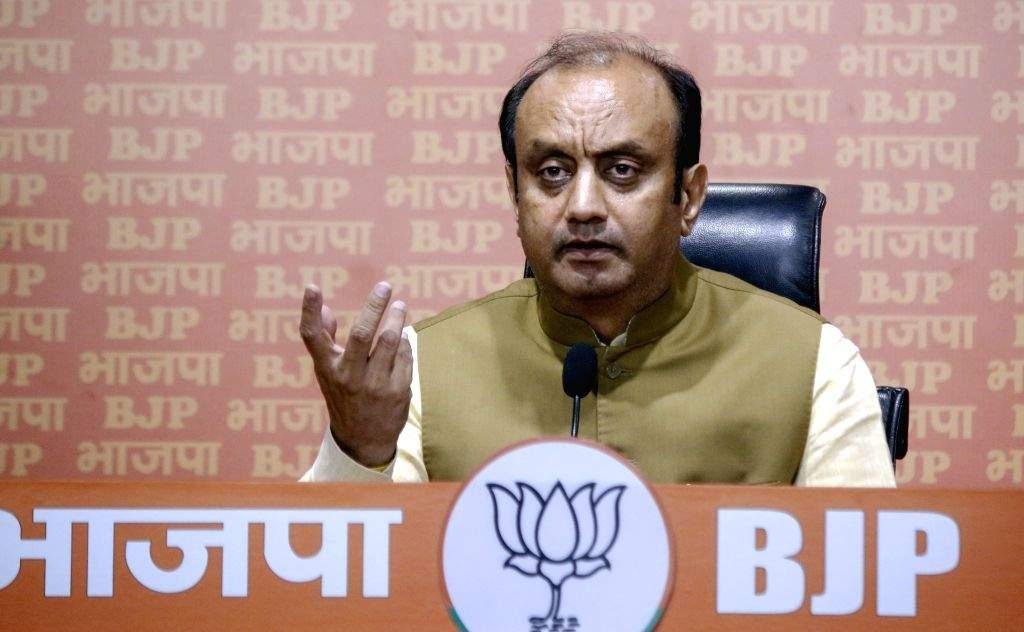 वंदे मातरम् विवाद पर सियासी घमासान, BJP ने राहुल-सोनिया से मांगी माफी
