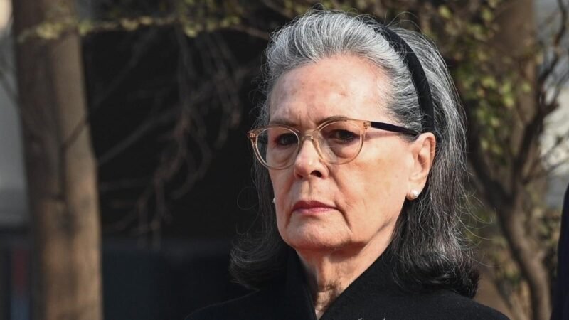सोनिया गांधी की किताब पर विवाद, कांग्रेस ने पेंगुइन से पूछा- भारत में आपत्ति थी तो विदेश में क्यों नहीं?