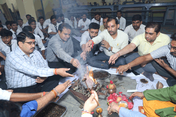 शोभित विश्वविद्यालय में विश्वकर्मा जयंती पर हवन-पूजन, मशीनरी व औजारों की भी पूजा