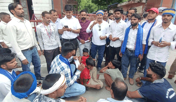 जर्जर प्राथमिक विद्यालय और जलभराव की समस्या दूर कराने की मांग