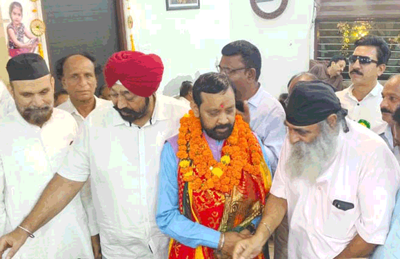 20 साल से संविदा पर कार्यरत सफाई कर्मचारियों के नियमितीकरण की पैरवी करेगा आयोग: मकवाना
