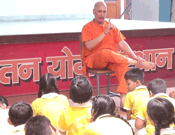 नेशन बिल्डर्स अकादमी में योग के प्रयोग