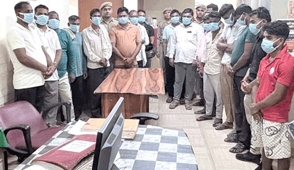 पुलिस ने अवैध रूप से शराब पीने एवं पिलाने वाले 17 आरोपी पकड़े, 9 मोटरसाइकिलें की सीज