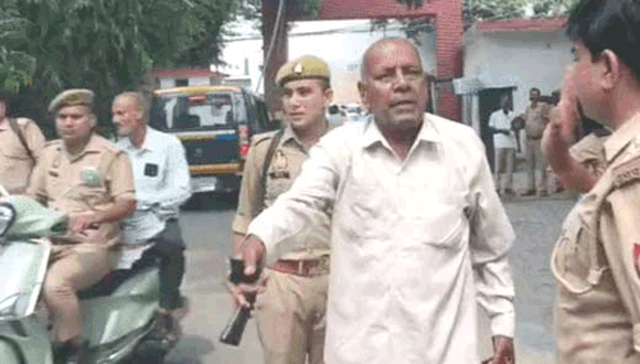 बेटी की शिकायत पर कार्रवाई न होने से रिटायर्ड दरोगा ने एसएसपी कार्यालय में किया हंगामा