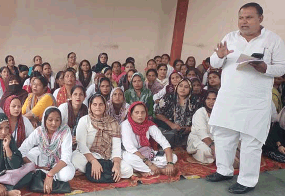 आशा कार्यकत्रियों ने उठाई एकमुश्त मानदेय की मांग, समाधान न हुआ तो लखनऊ कूच