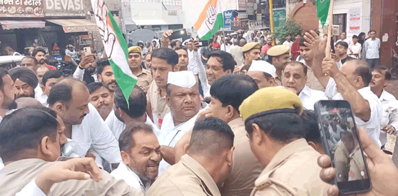 वोट चोरी के आरोपों के खिलाफ कांग्रेस का प्रदर्शन