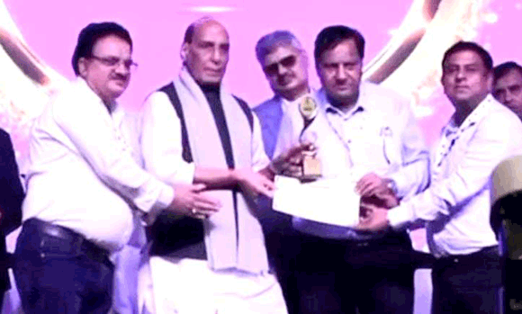 रक्षामंत्री राजनाथ सिंह ने आईआईए सहारनपुर चैप्टर को प्रतीक चिह्न देकर किया सम्मानित
