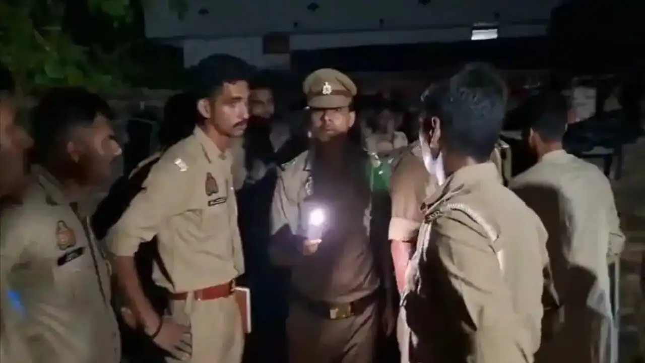 यूपी के आजमगढ़ में पुलिस का बड़ा एक्शन: पत्नी, बेटे और दो पुजारियों की हत्या करने वाला आरोपी एनकाउंटर में ढेर
