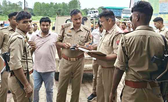 ट्रक ने बाइक सवारों को कुचला, दो युवकों की दर्दनाक मौत