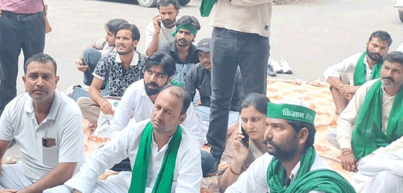 इलाज में लापरवाही का आरोप, किसानों ने CMO कार्यालय पर दिया धरना