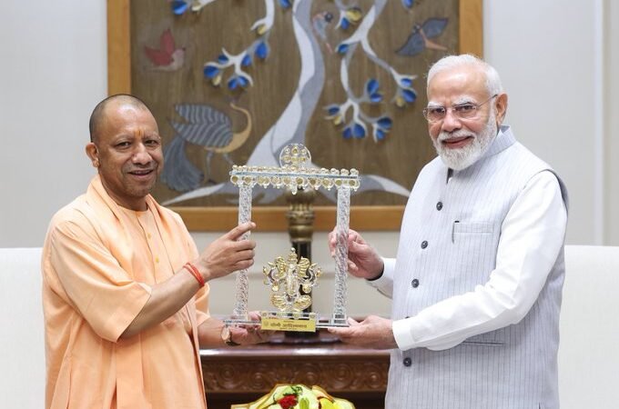 पीएम मोदी से मिले सीएम योगी, यूपी के बड़े प्रोजेक्ट और चुनावी तैयारियों पर मंथन