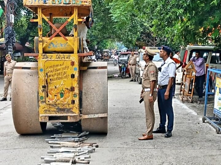 पटाखेबाज बुलेट सवारों पर चला यातायात पुलिस का डंडा, 50 मोडिफाइड साइलेंसरों पर चला बुलडोजर