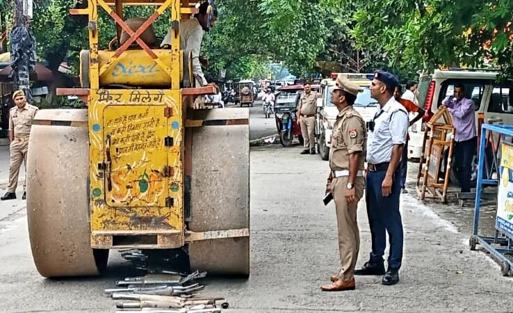 पटाखेबाज बुलेट सवारों पर चला यातायात पुलिस का डंडा, 50 मोडिफाइड साइलेंसरों पर चला बुलडोजर