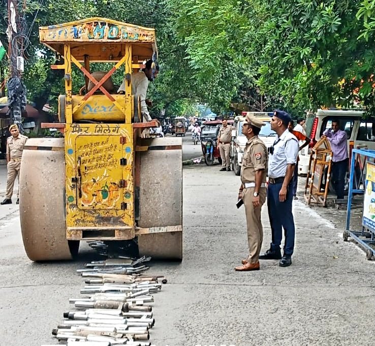 पटाखेबाज बुलेट सवारों पर चला यातायात पुलिस का डंडा, 50 मोडिफाइड साइलेंसरों पर चला बुलडोजर