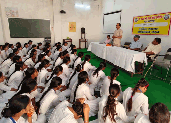 छात्राएं अवांछित व्यवहार की शिकायत आंतरिक समिति को दें