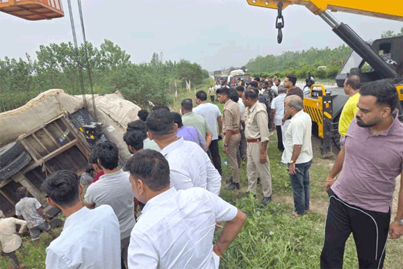 आगे निकलने की होड़ बनी काल, भूसे में दबकर दो की मौत