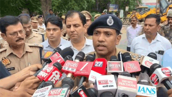 कलेक्ट्रेट परिसर की मस्जिद पर चला बुलडोजर, न्यायिक प्रक्रिया पूरी होने के बाद प्रशासन ने की कार्रवाई