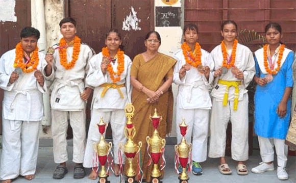 कुराश-जूडो में पदक जीतकर लौटीं छात्राएं, विद्यालय में हुआ भव्य स्वागत