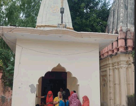 नकुड़ में भगवान कान्हा की छठी पर श्रद्धालुओं ने की पूजा-अर्चना, भंडारे में उमड़ी भीड़