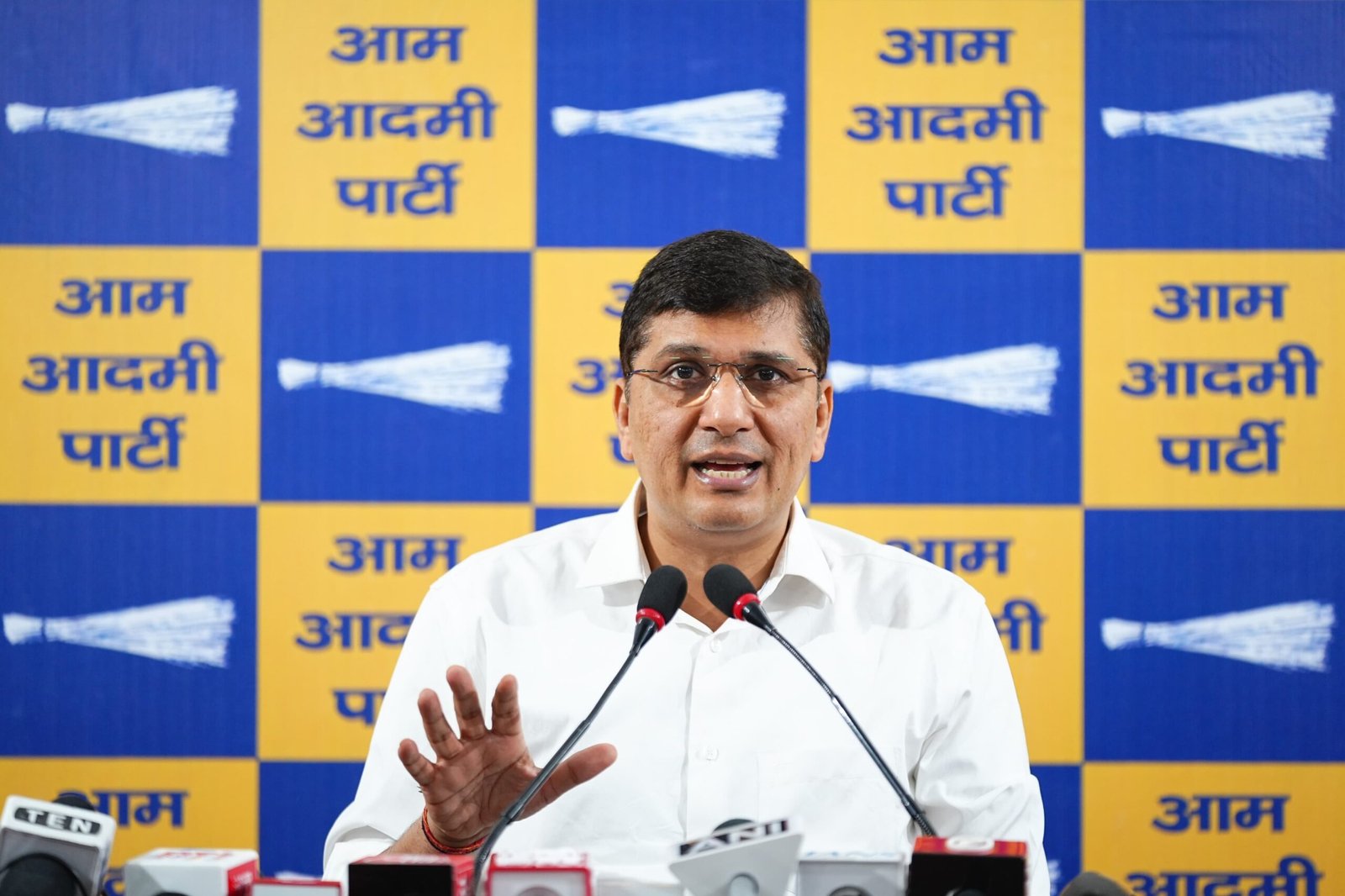‘राघव चड्ढा दिल्ली के वोटर कैसे बन गए’, SIR का जिक्र कर AAP का सवाल