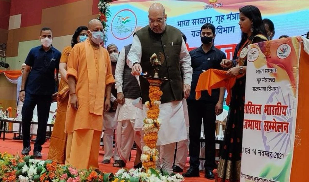 अमित शाह का हिंदी प्रेम: राजभाषा से भारतीय भाषाओं के बीच सेतु तक