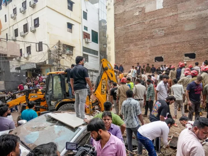 सत्य निकेतन में भरभराकर गिरी 5 मंजिला इमारत, 6 की मौत: मलबे में फंसे लोगों की तलाश जारी; PG में रहते थे DU के छात्र