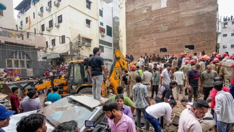 सत्य निकेतन में भरभराकर गिरी 5 मंजिला इमारत, 6 की मौत: मलबे में फंसे लोगों की तलाश जारी; PG में रहते थे DU के छात्र