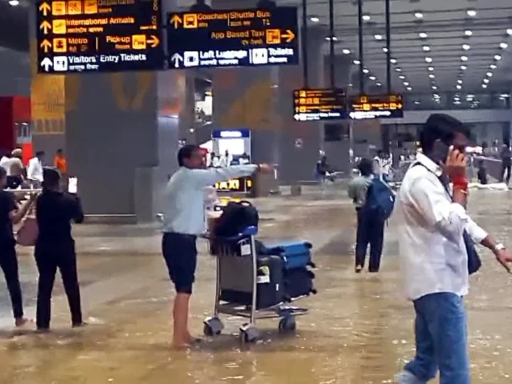 भारी बारिश के बाद IGI Airport के गेट पर भरा पानी, यात्रियों को हुई परेशानी