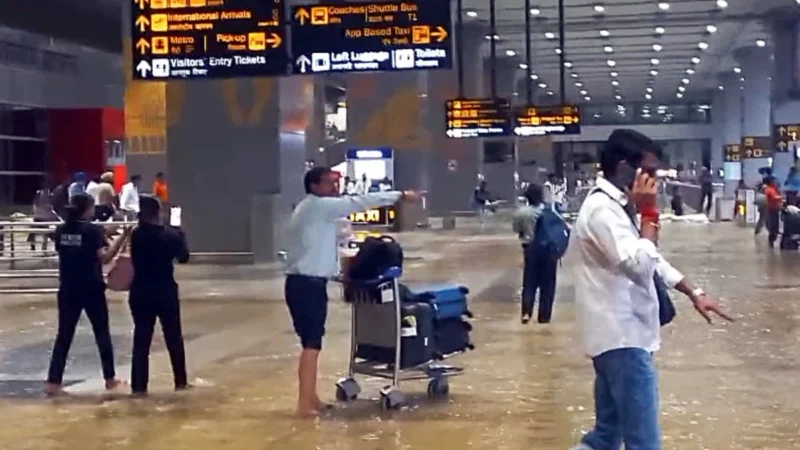 भारी बारिश के बाद IGI Airport के गेट पर भरा पानी, यात्रियों को हुई परेशानी