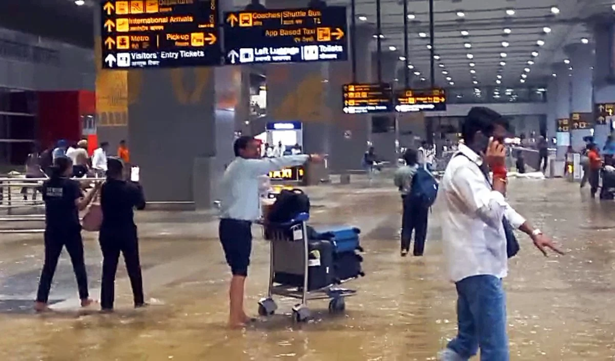 भारी बारिश के बाद IGI Airport के गेट पर भरा पानी, यात्रियों को हुई परेशानी