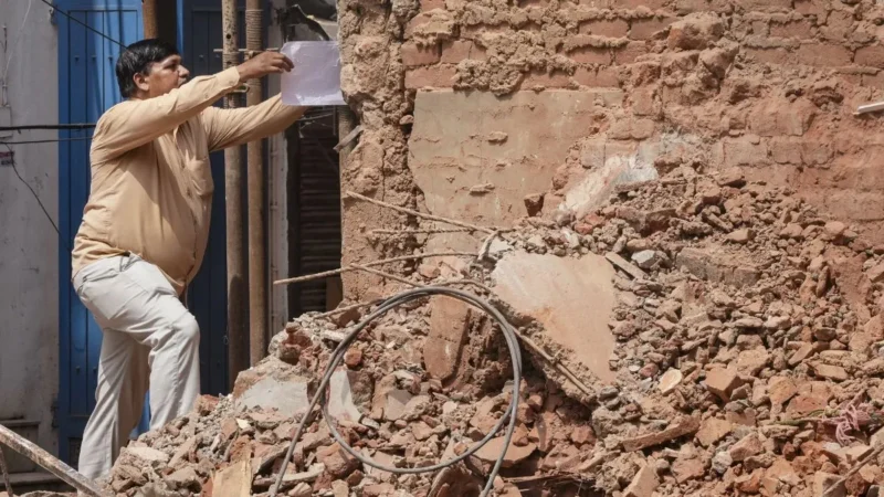 सत्य निकेतन हादसे के बाद MCD की कार्रवाई तेज, 51 जर्जर इमारतें मिलीं