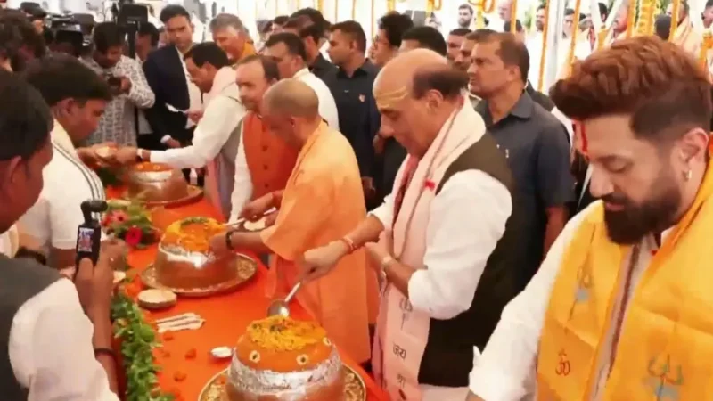 राजनाथ सिंह और CM योगी ने PM मोदी के जन्मदिन पर भंडारे में बांटा प्रसाद, वाराणसी के मंदिर में पूजा भी की
