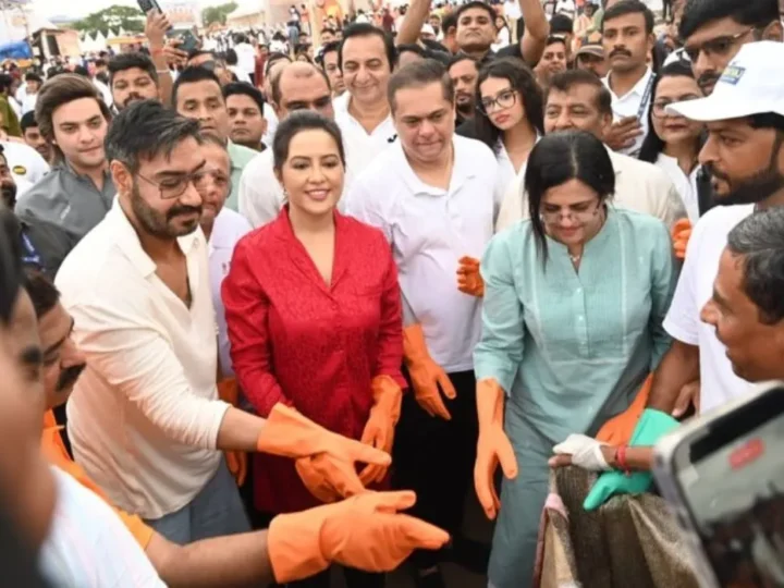 गणपति विसर्जन के बाद जुहू बीच की अजय देवगन ने की सफाई, अमृता फडणवीस का दिया साथ, चलाया स्वच्छता अभियान