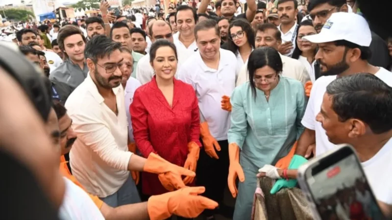 गणपति विसर्जन के बाद जुहू बीच की अजय देवगन ने की सफाई, अमृता फडणवीस का दिया साथ, चलाया स्वच्छता अभियान