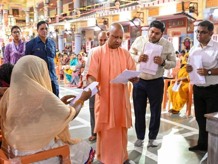‘जमीन पर कब्जा करने वाले दबंगों पर हो सख्त कार्रवाई’, जनता दर्शन में बोले CM योगी