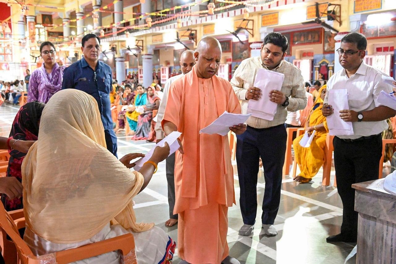 ‘जमीन पर कब्जा करने वाले दबंगों पर हो सख्त कार्रवाई’, जनता दर्शन में बोले CM योगी