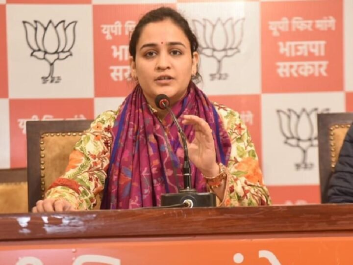 लखनऊ कार कांड पर सियासत तेज, अपर्णा यादव के ‘लव जिहाद’ वाले बयान पर सपा का पलटवार